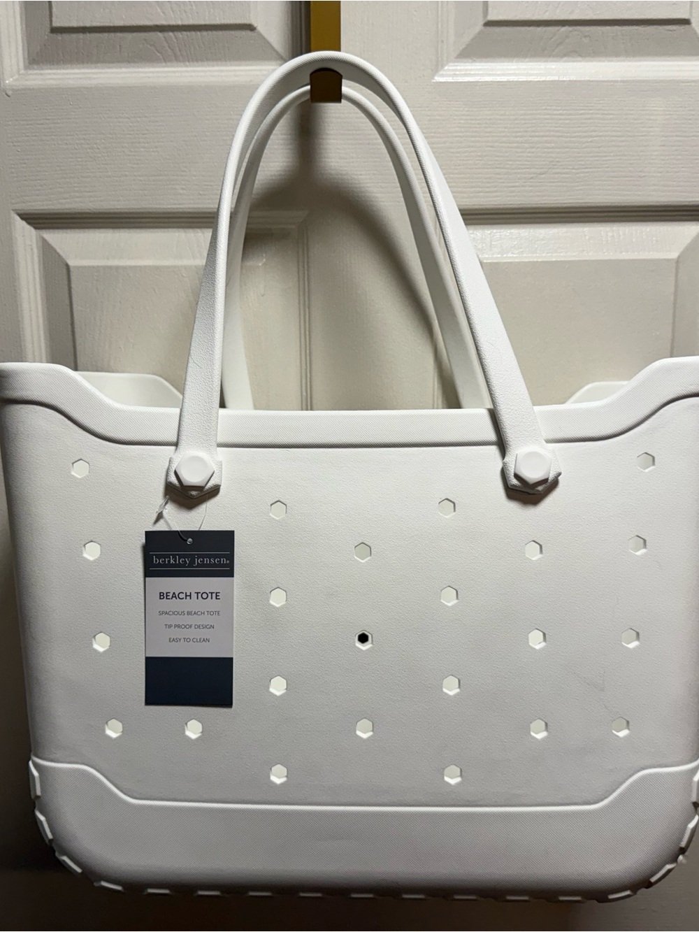 White Beach Tote bogg style NWT